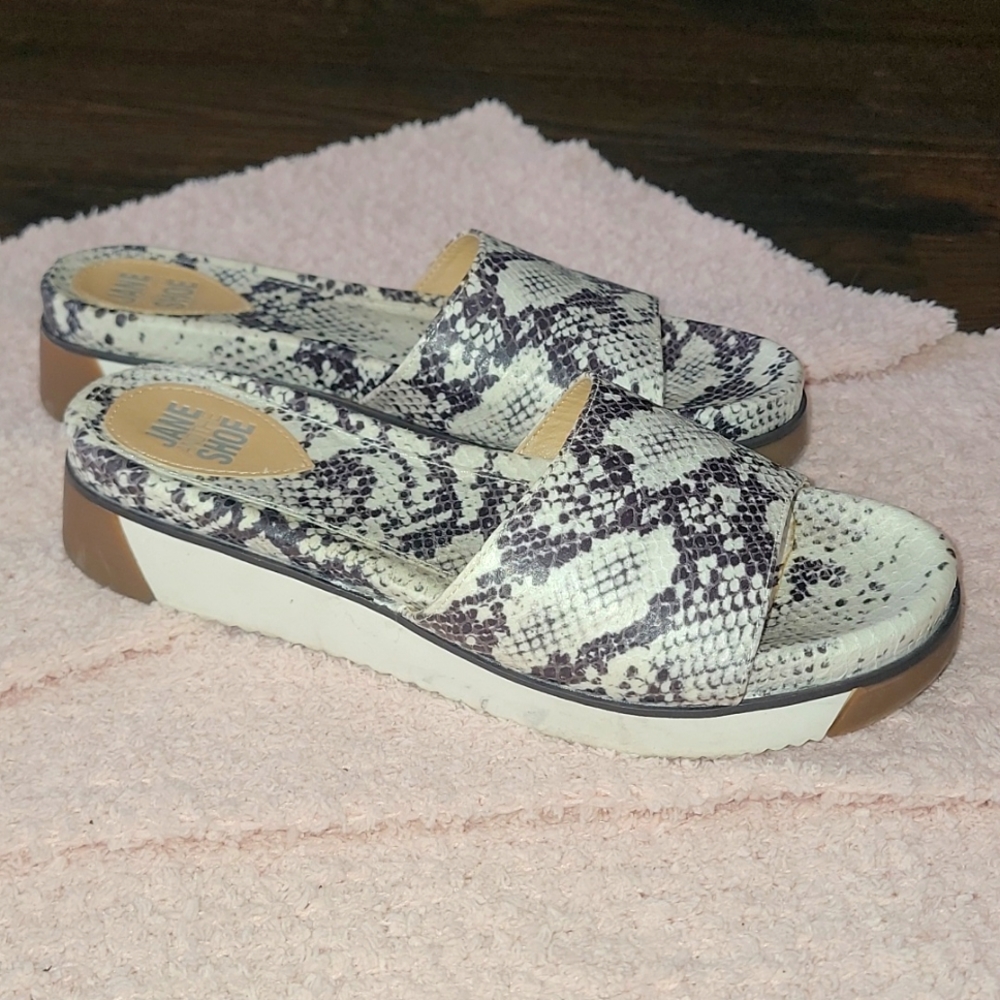 Shoes - Picture 4 of 4